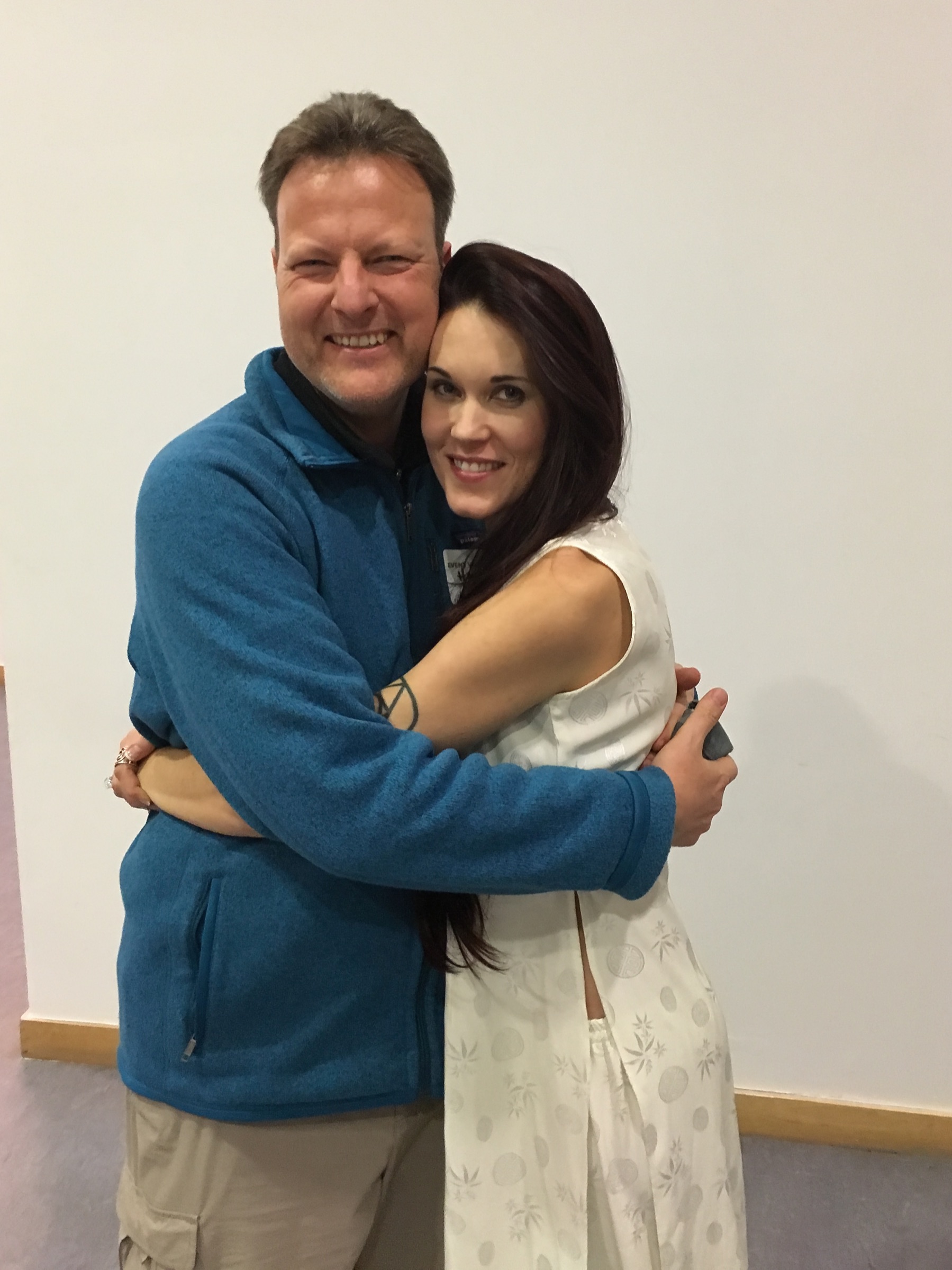 Hendrik Roggemann und Teal Swan nach der Ausbildung zum Completion Process Practitioner, 2016